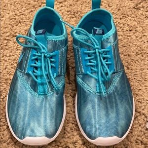Teal Nike tennis